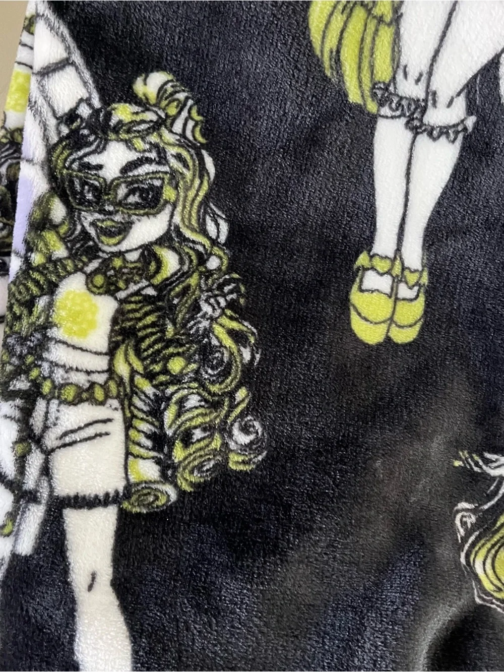 Monster High Halloween Soft Plush Throw 50” x 70”